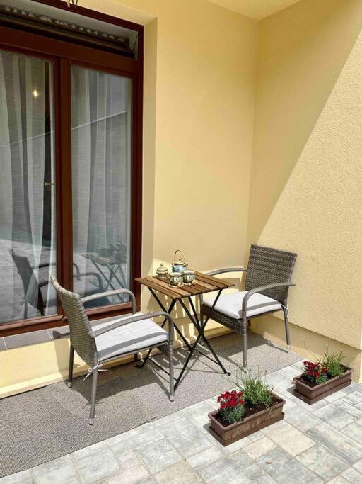 Studio V Prizemi S Kuchyni A Koupelnou Praag Buitenkant foto