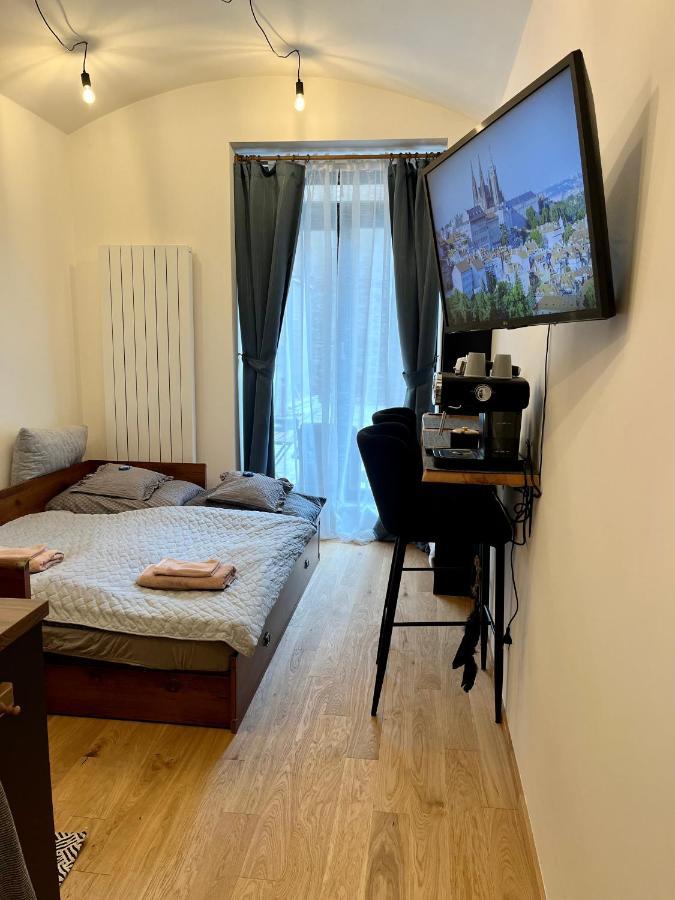 Studio V Prizemi S Kuchyni A Koupelnou Praag Buitenkant foto